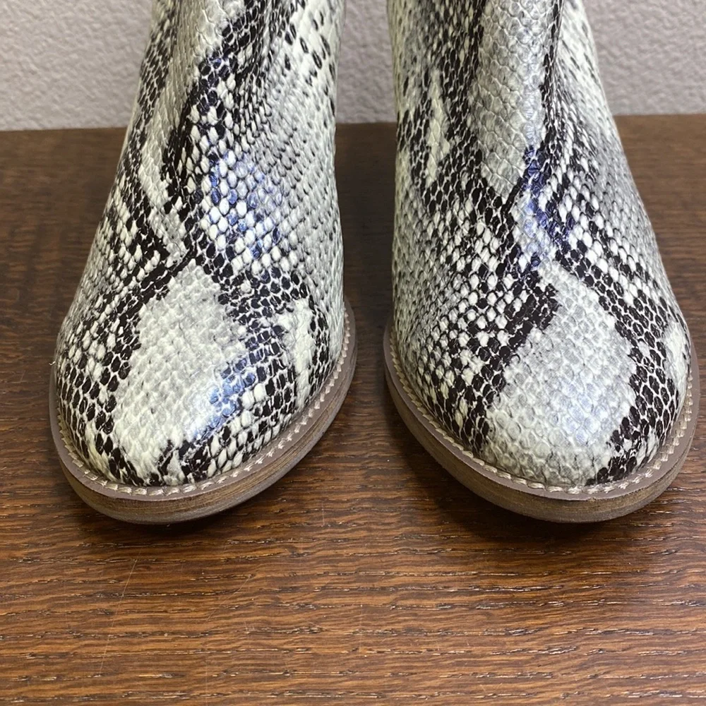 Blondo Waterproof Booties Snakeskin Print NWOT Size 7.5